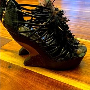 Leifsdottir Sleek Black Leather Sandals